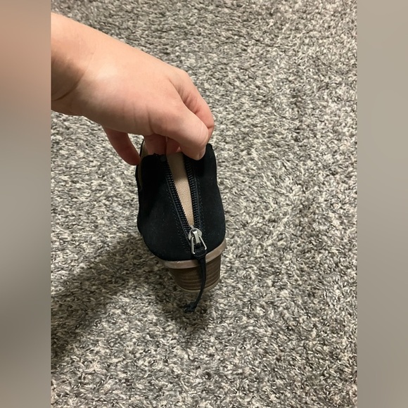 Kenneth Cole Reaction black faux suede, low heel ankle booties. Size 7.5 - Picture 4 of 6